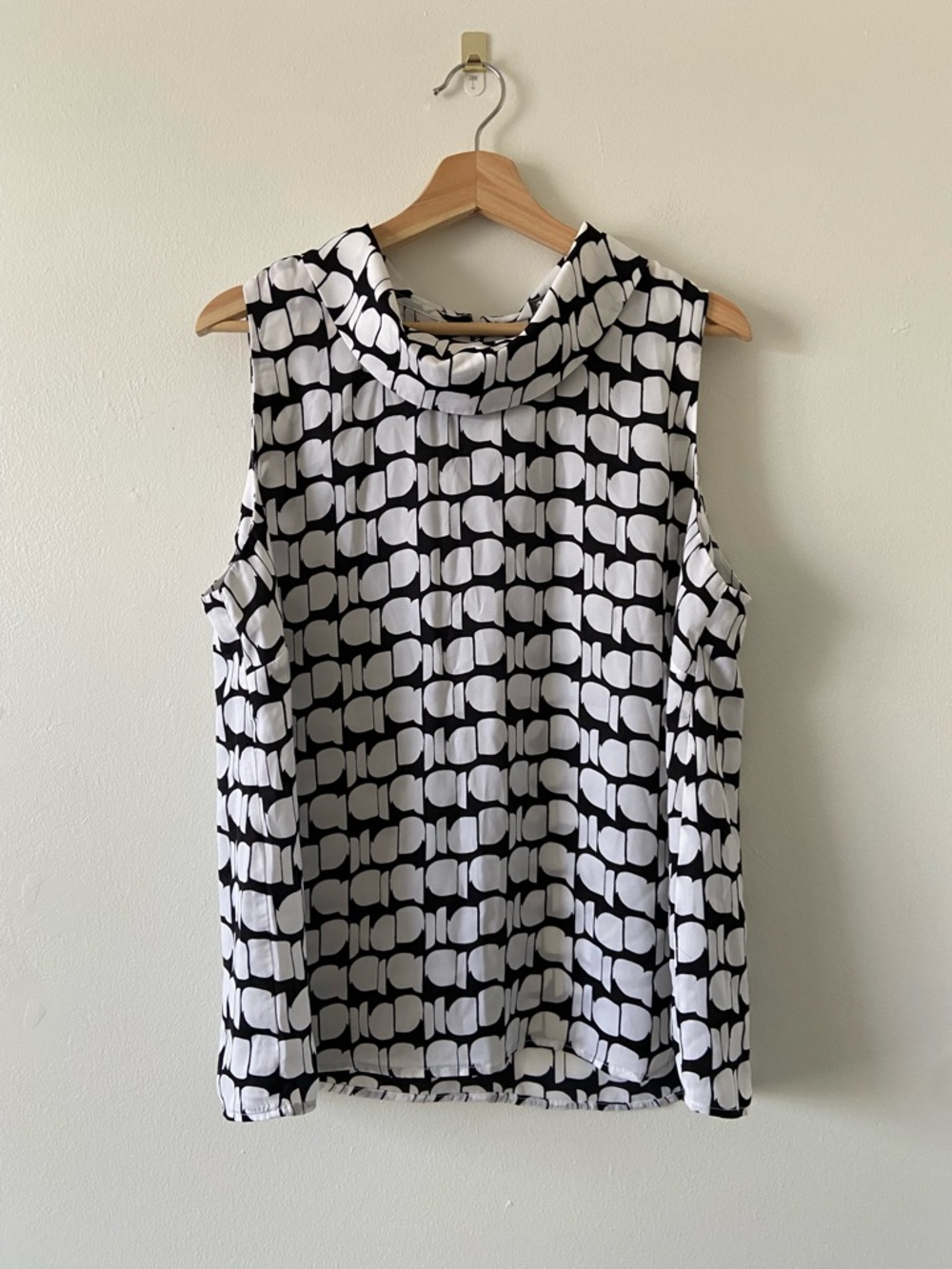 Reitmans Geometric Printed Sleeveless Blouse